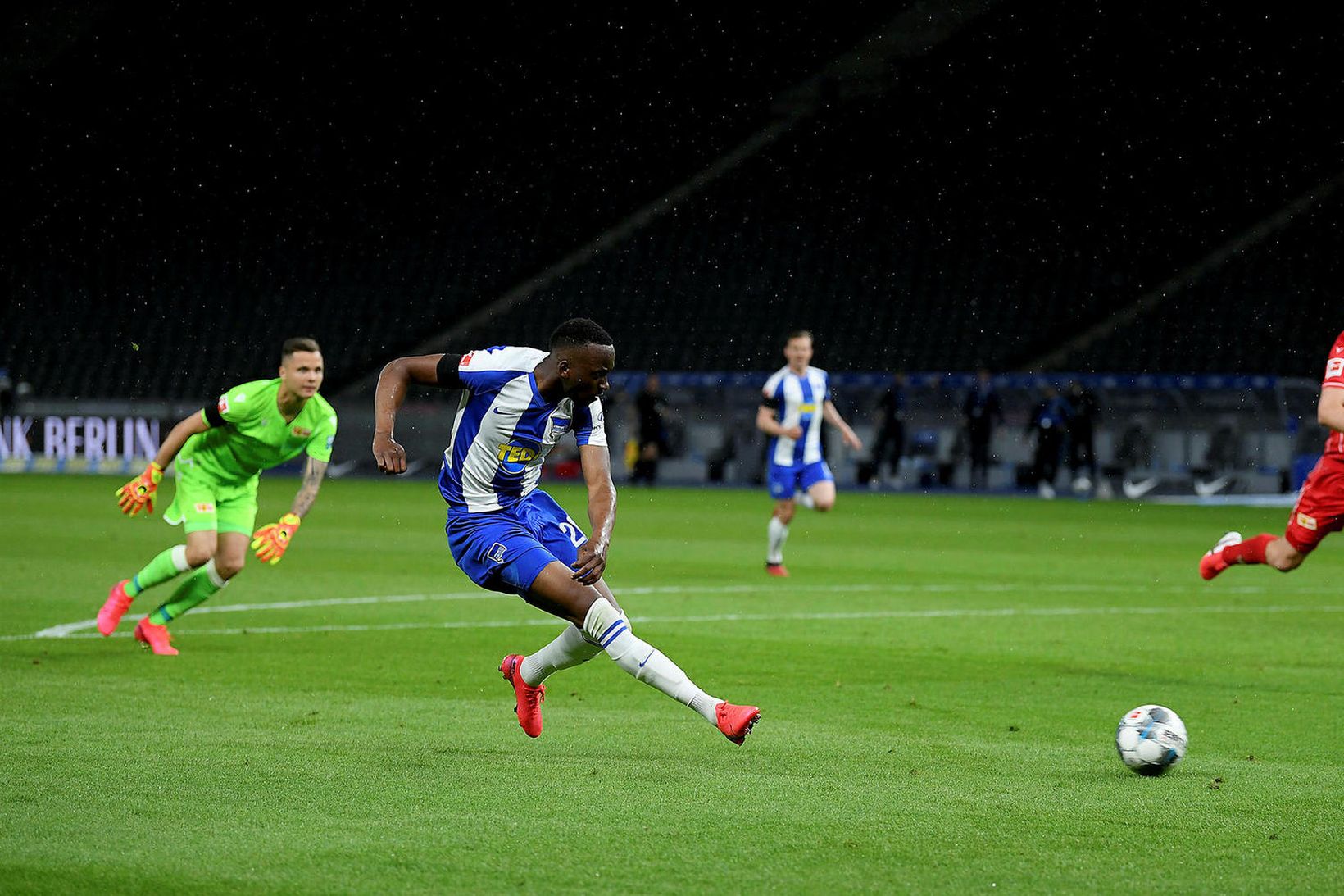 Dodi Lukebakio skorar annað mark Hertha Berlin.