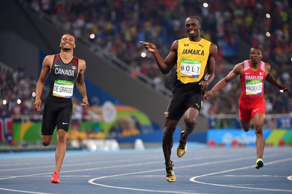 Spretthlauparinn Usain Bolt frá Jamaíka kemur fyrstur í mark í undanúrslitum 200 metra hlaups á …