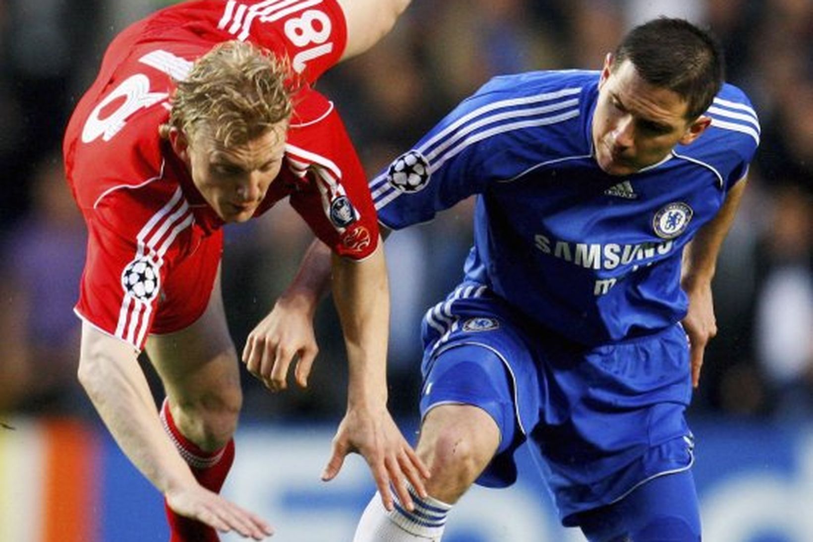 Frank Lampard í baráttu við Dirk Kuyt í leik Chelsea …