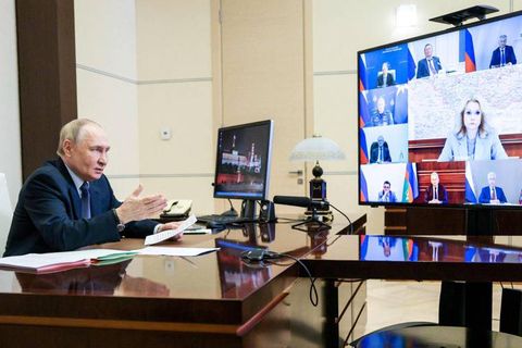Vladimír Pútín Rússlandsforseti ræðir við samstarfsmenn sína.