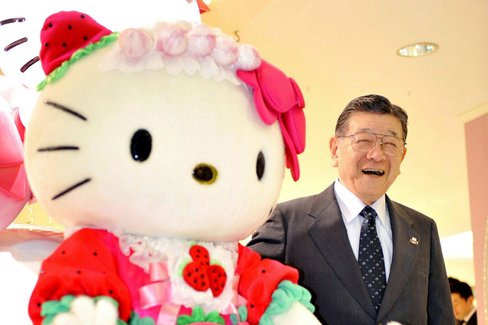 Forstjóri Sanrio, Shintaro Tsuji, sést hér með Hello Kitty en …