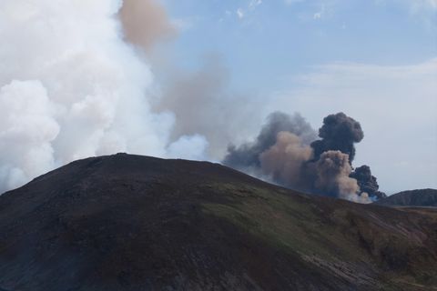 Hraunflæði við gosstöðvarnar hefur verið stöðugt.