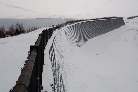 Here you can see the cross 17 metre high cross barrier last Monday, March 27th, below Drangagil gorge in Neskaupstaður. The avalanche hit the cross barrier at immense speed and the snow was caught in the barrier and was thrown up into the air. Last Thursday another avalance was heeding the same way but was halted before it hit the barrier.