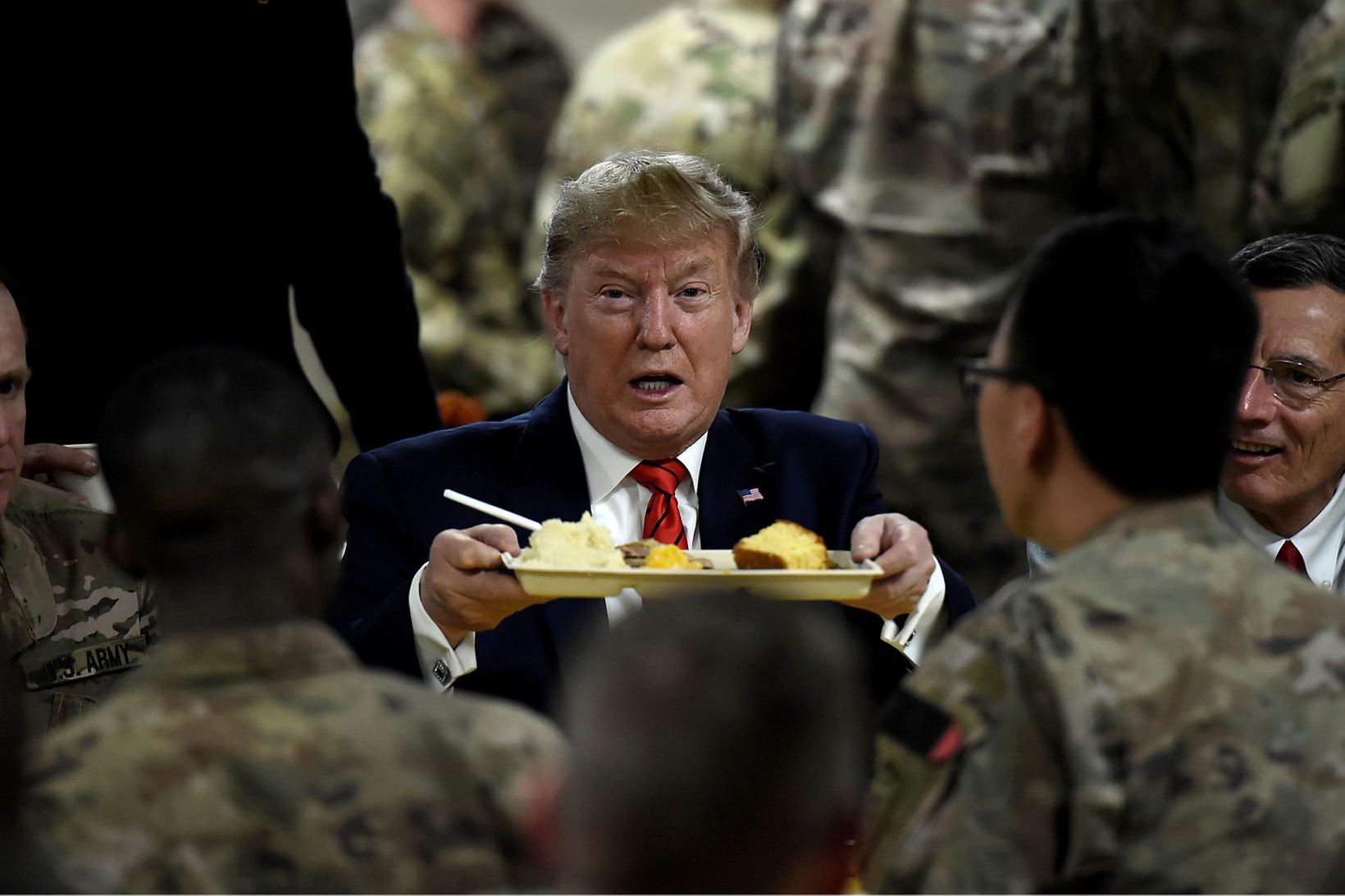 Forseti Bandaríkjanna Donald Trump réttir hér hermanni í Afganistan mat …