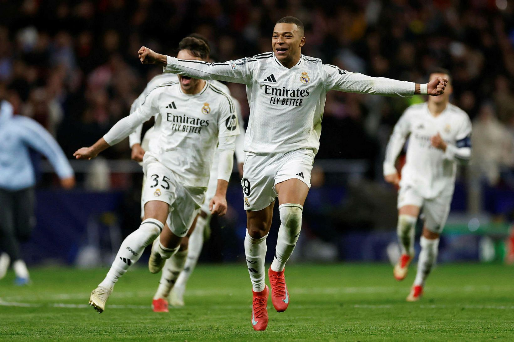 Kylian Mbappé fagnar.