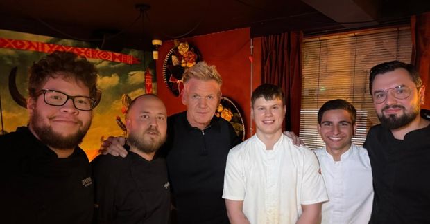 Gordon Ramsay ásamt starfsfólki Tres Locos.