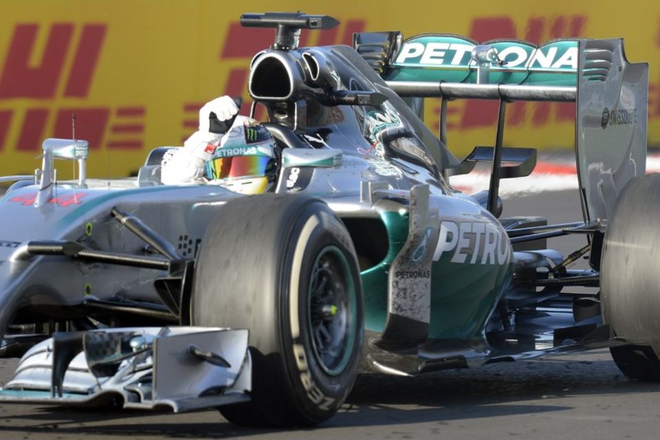 Lewis Hamilton fagnar er hann ekur yfir marklínuna í Sotsjí og sigrar í rússneska kappakstrinum.