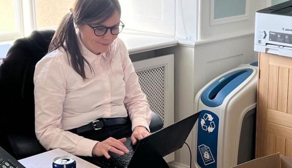 Katrín gengur frá skrifstofunni