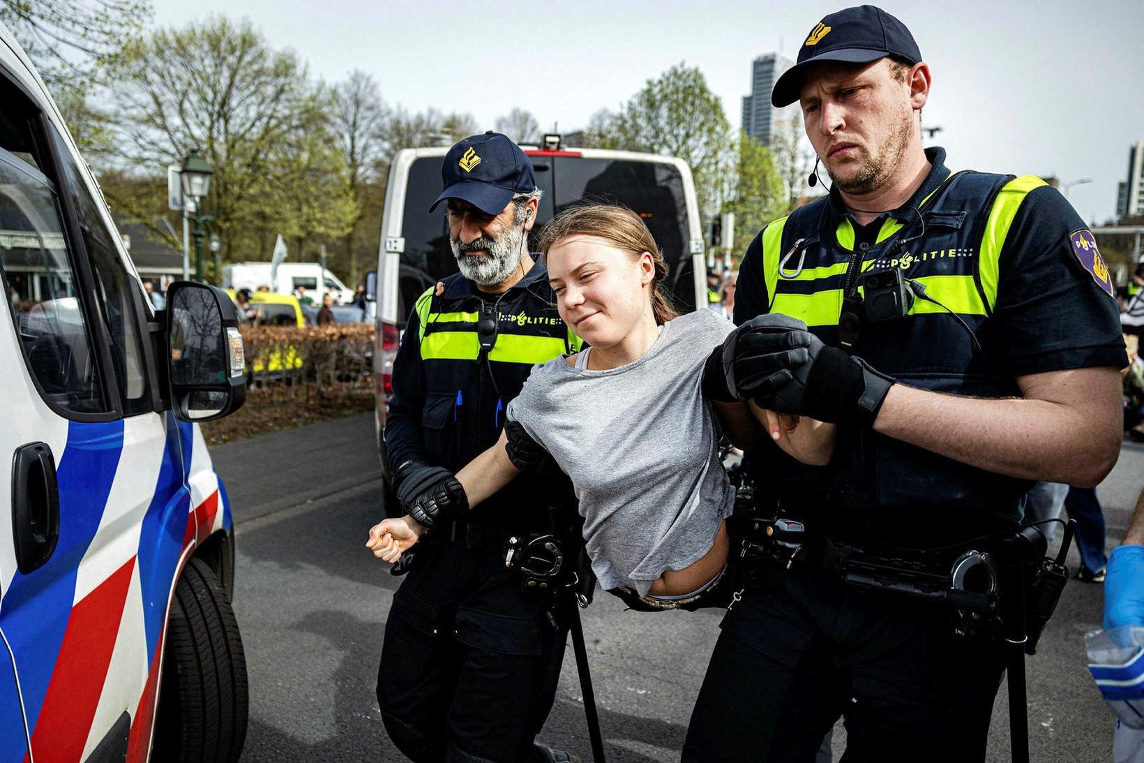 Greta Thunberg var handtekin í Haag í dag.