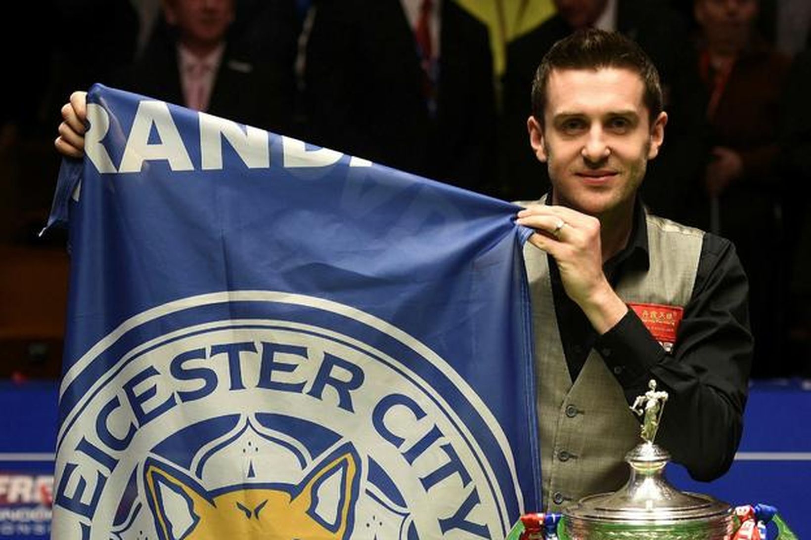 Mark Selby með fána Leicester City og heimsbikarinn eftir að …