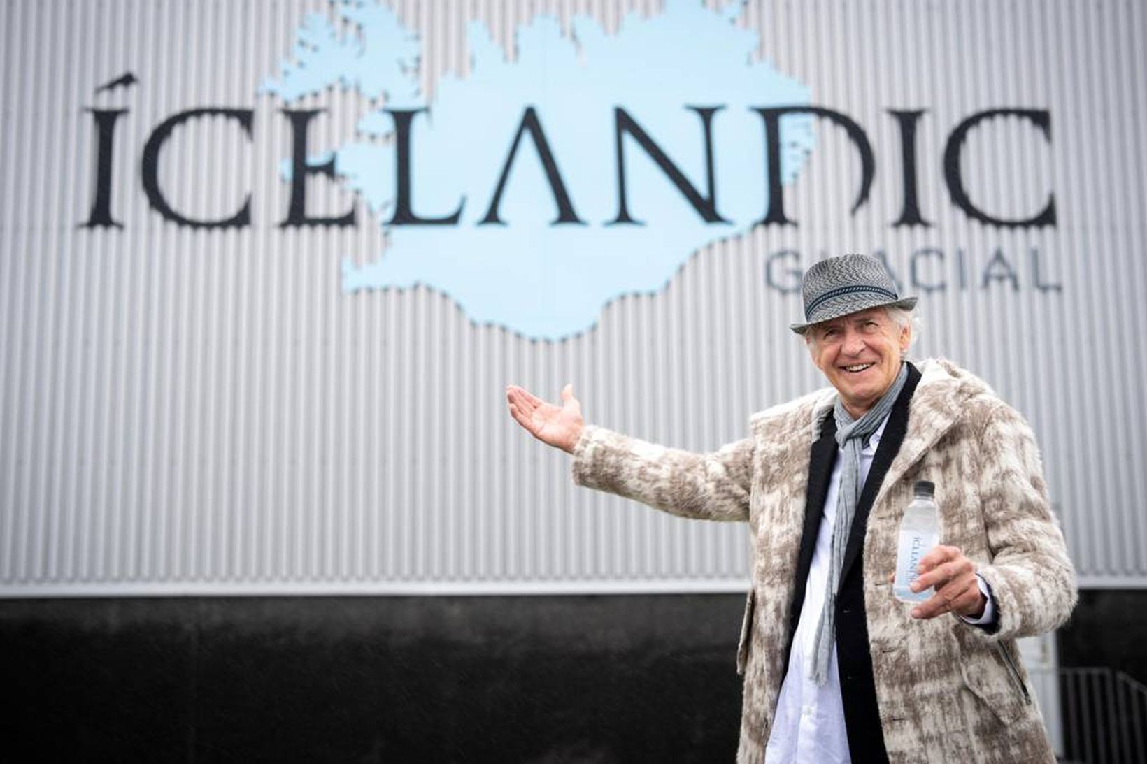 Bæði Jón Ólafsson og Baraka tengjast Icelandic Glacial í Ölfusi.