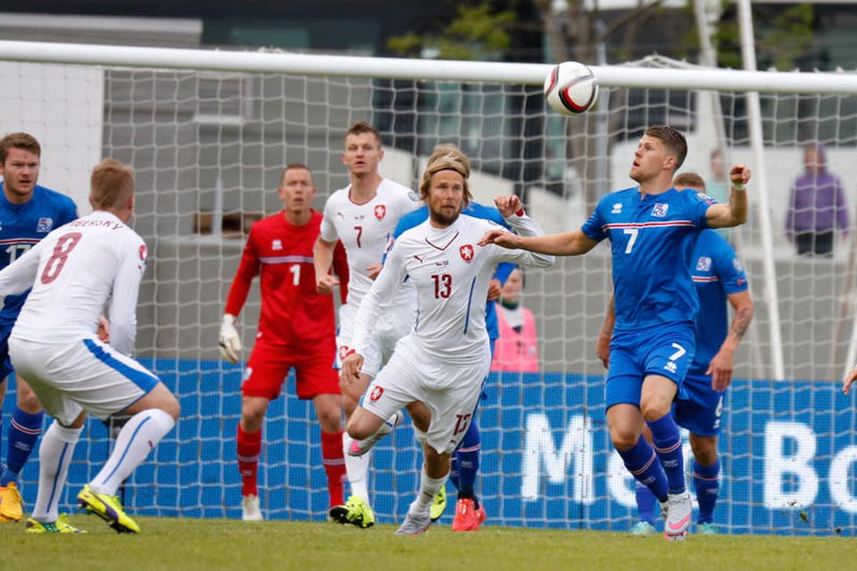 Jóhann Berg Guðmundsson með boltann í leiknum í kvöld.