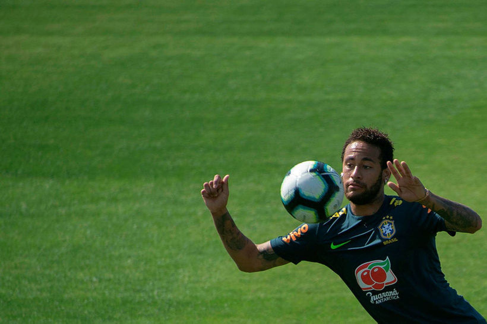 Neymar á æfingu með brasilíska landsliðinu á Granja Comary leikvangnum …