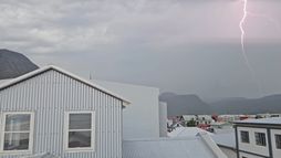 Myndskeið: Þrumur og eldingar fyrir vestan