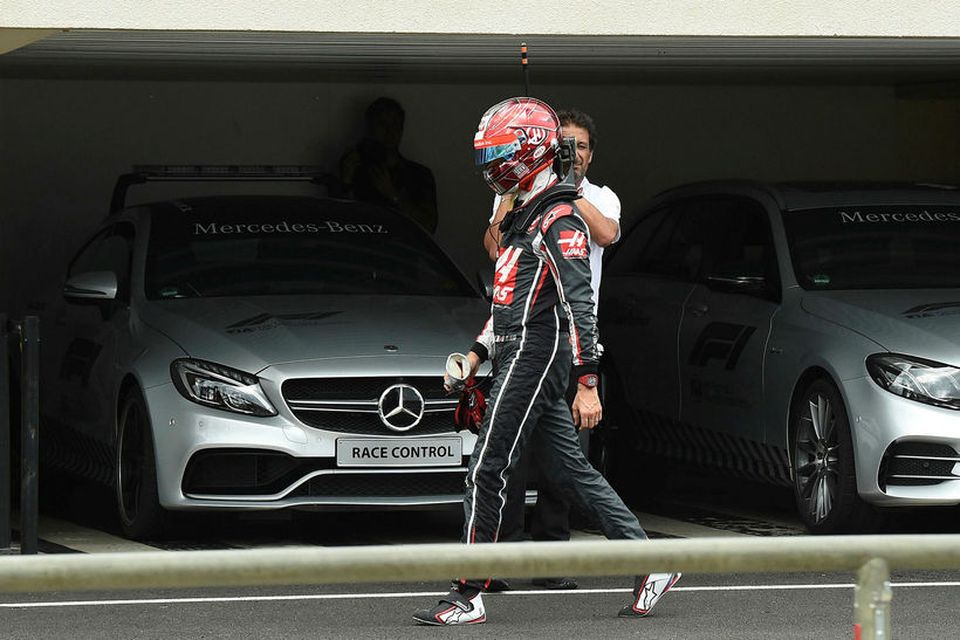 Romain Grosjean tók ekki hjálminn af sér fyrr en kominn var í bílskúr Haas eftir …