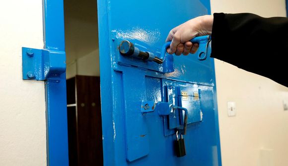 Fólk á leið úr landi ekki vistað vikum saman