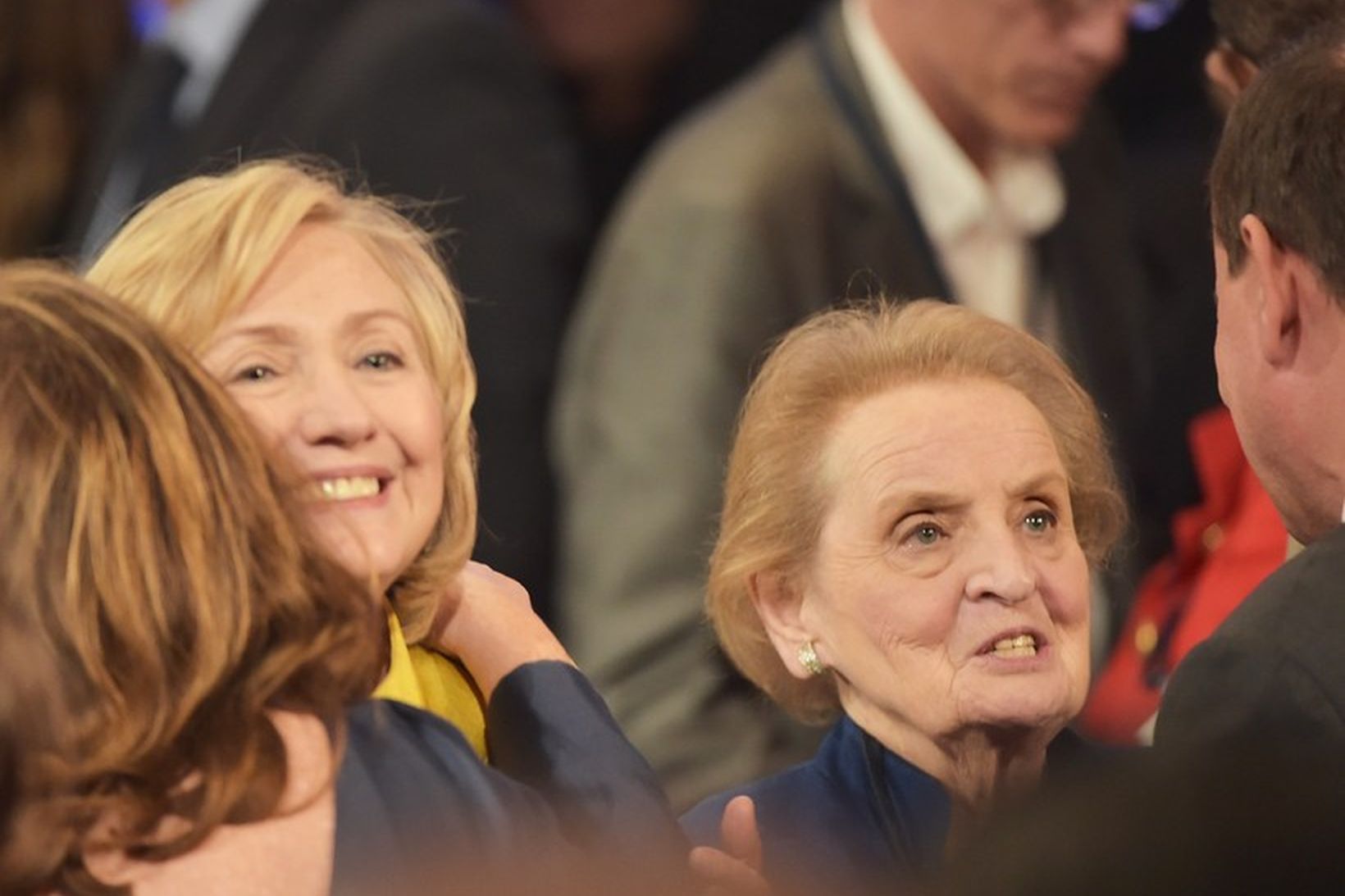 Hin 77 ára gamla Madeleine Albright, hér við hlið Hillary …