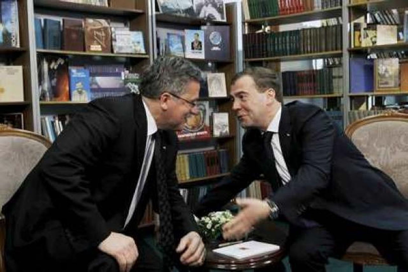 Dmitrí Medvedev og Bronislaw Komorowski í Smolensk í dag.