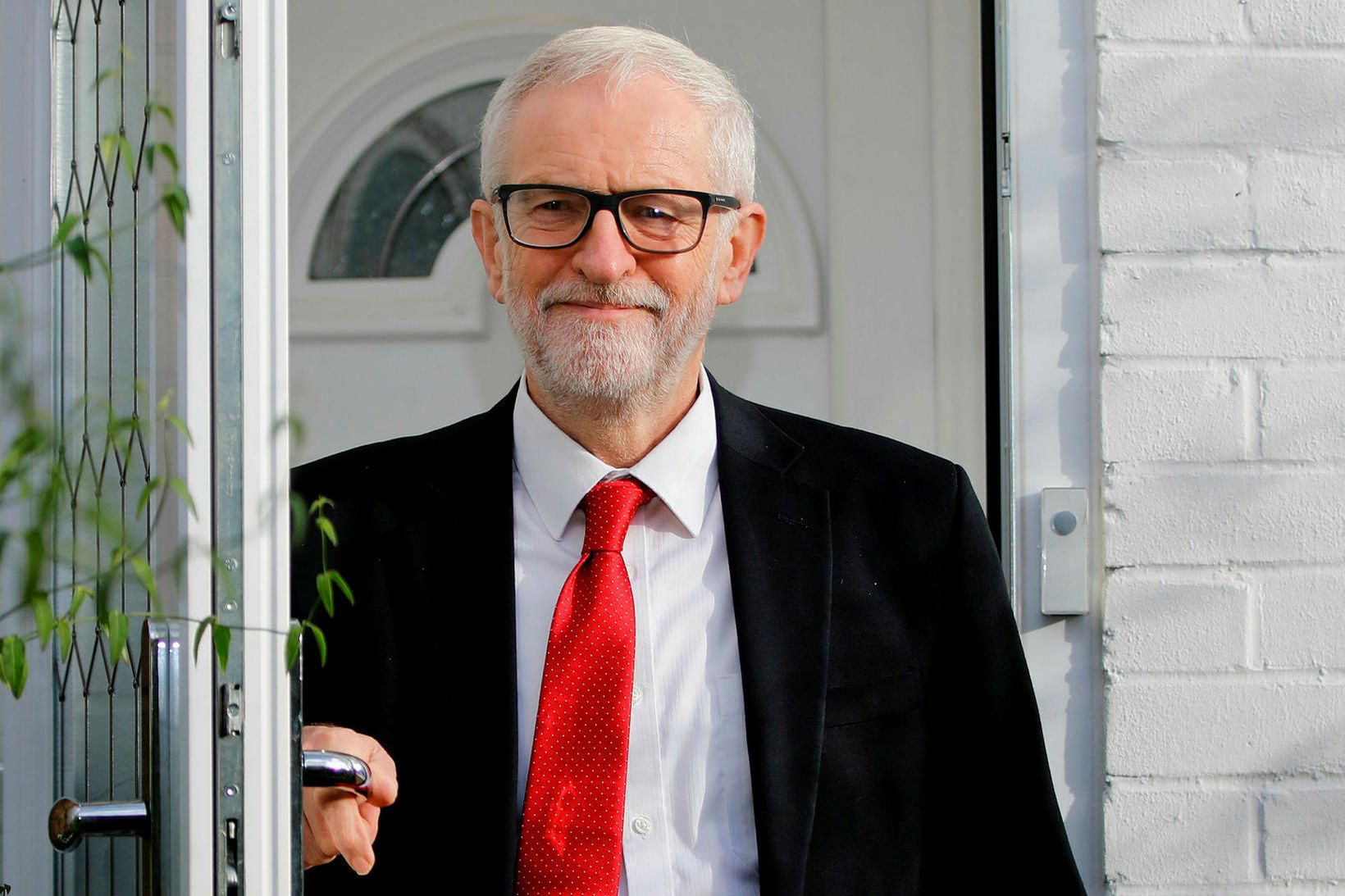 Corbyn yfirgefur heimili sitt í norðurhluta London.