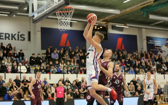 Marek Dolezaj keyrir að körfu Tindastóls í deildarleik liðanna.