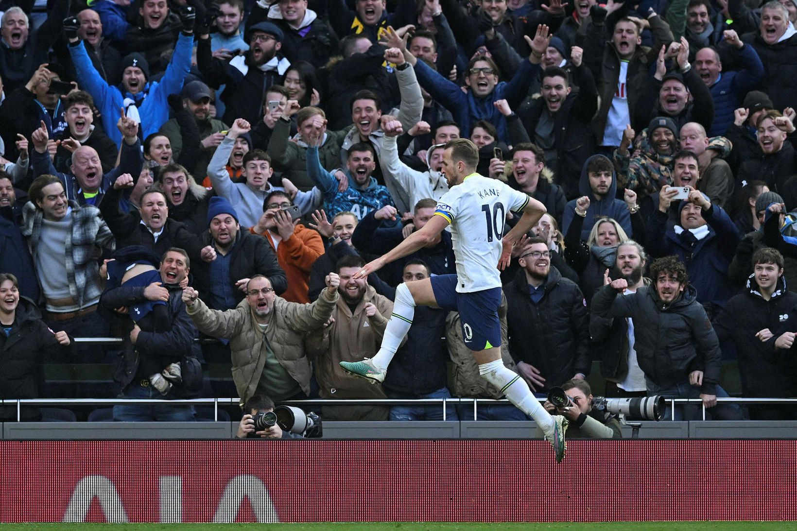 Harry Kane fagnar fyrsta marki sínu og öðru marki Tottenham …