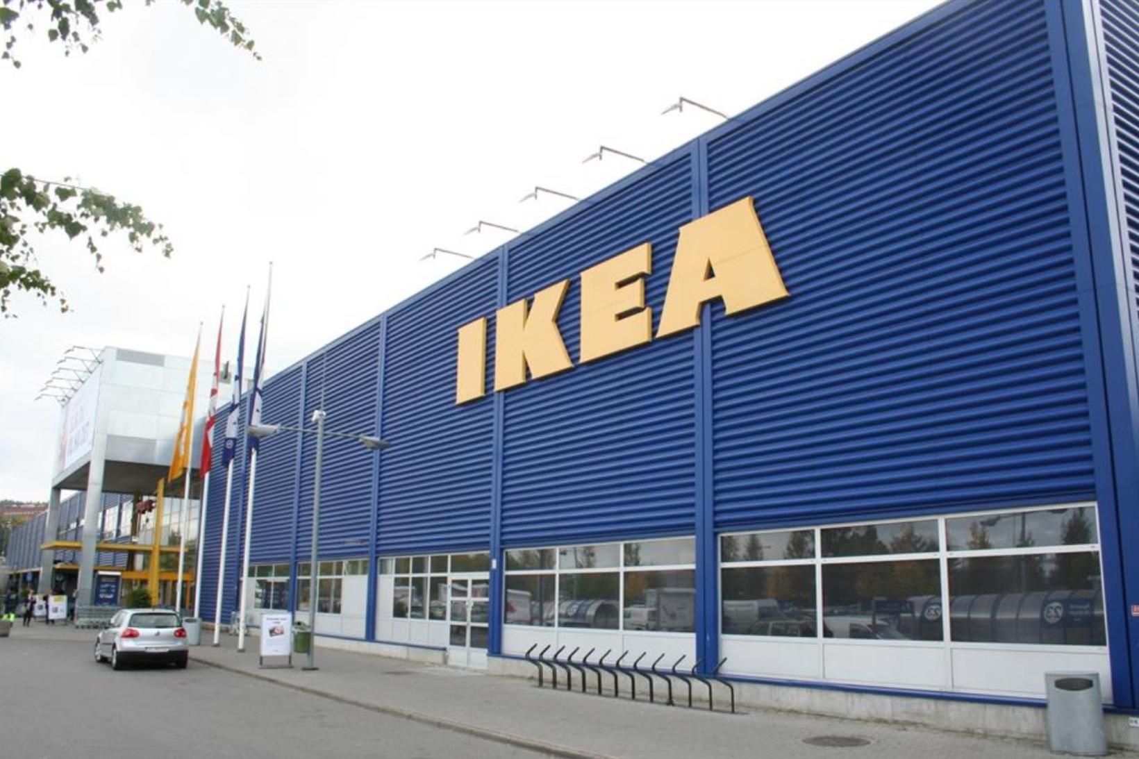 Verslun IKEA á Furuset í Grorud-dalnum í norðausturhluta Óslóar. Maður …