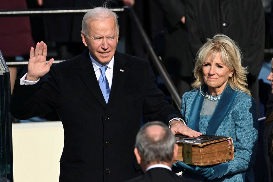 Joe Biden sór eiðinn á meðan eiginkona hans Jill hélt á biblíu fjölskyldunnar.