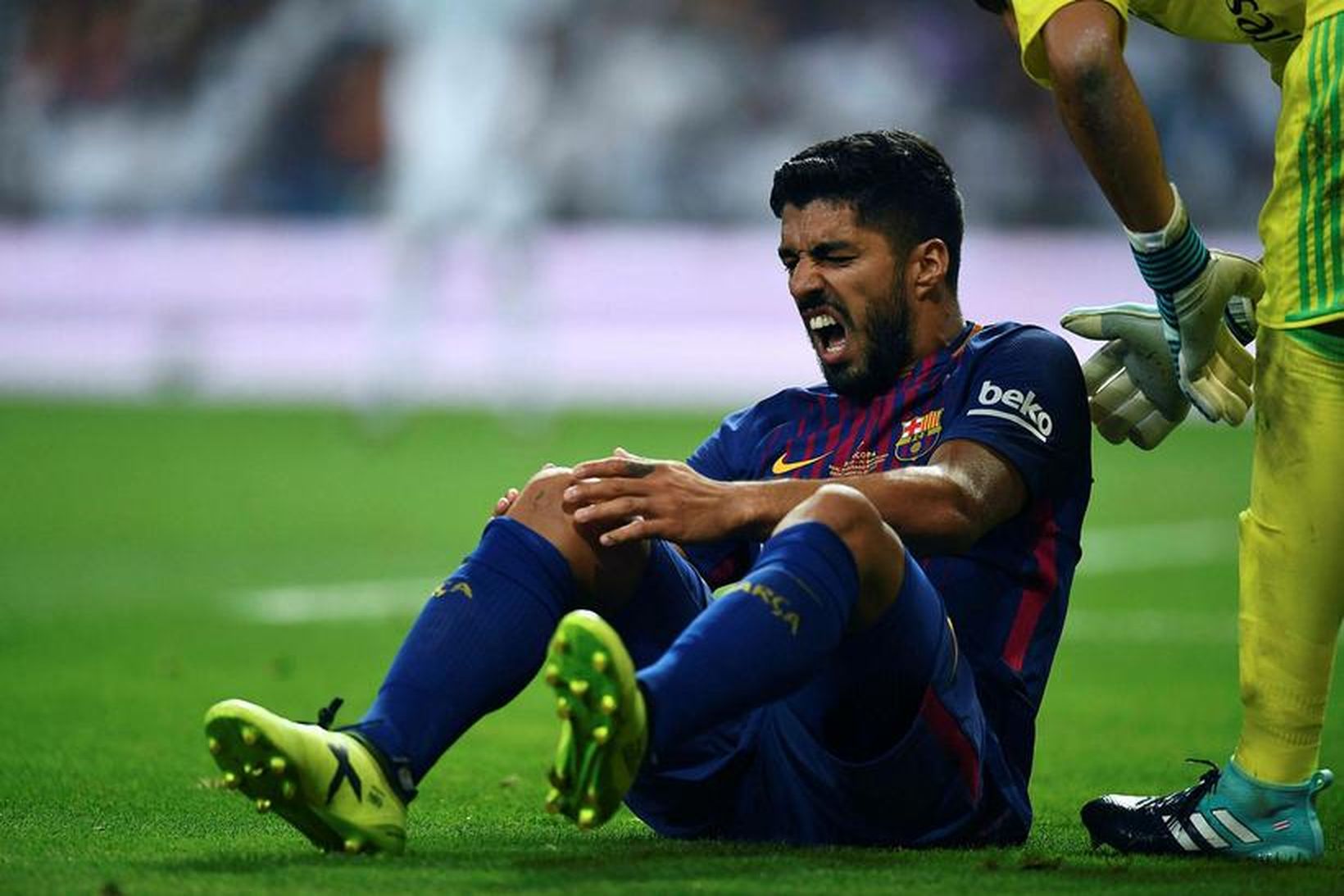 Luis Suárez liggur meiddur eftir í gærkvöld.