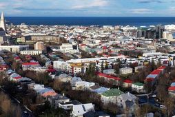 Hagfræðingur segir ljóst að jafnvægi sé að komast á íbúðamarkaðinn. Íbúðaverð lækkaði um 0,45% í …