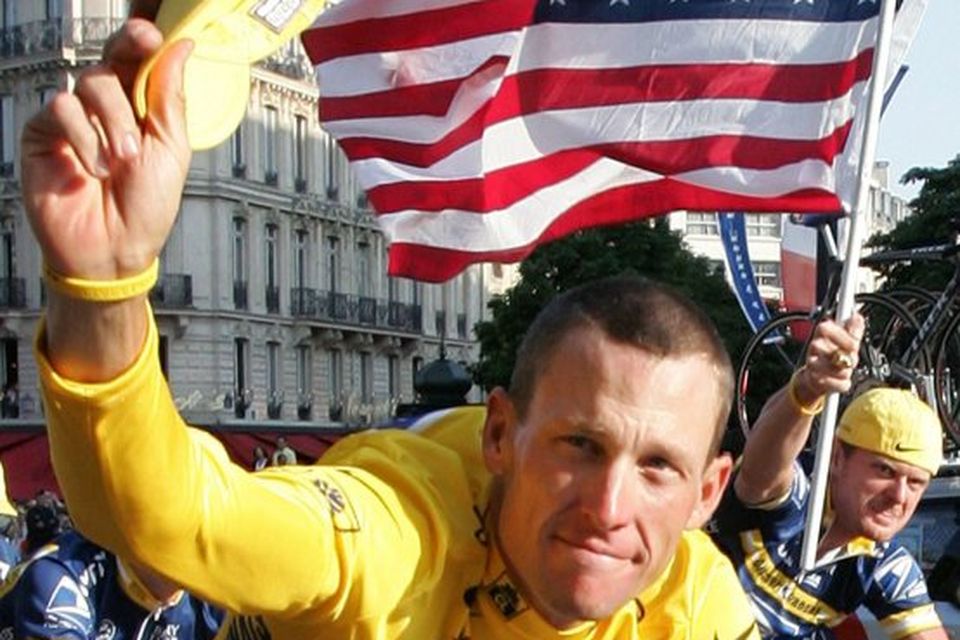 Lance Armstrong hjólar eftir Champs-Elysees í París á lokadegi Tour de France árið 2004.