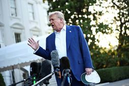 Donald Trump Bandaríkjaforseti fyrir framan Hvíta húsið í Washington-borg áður en hann lagði af stað …