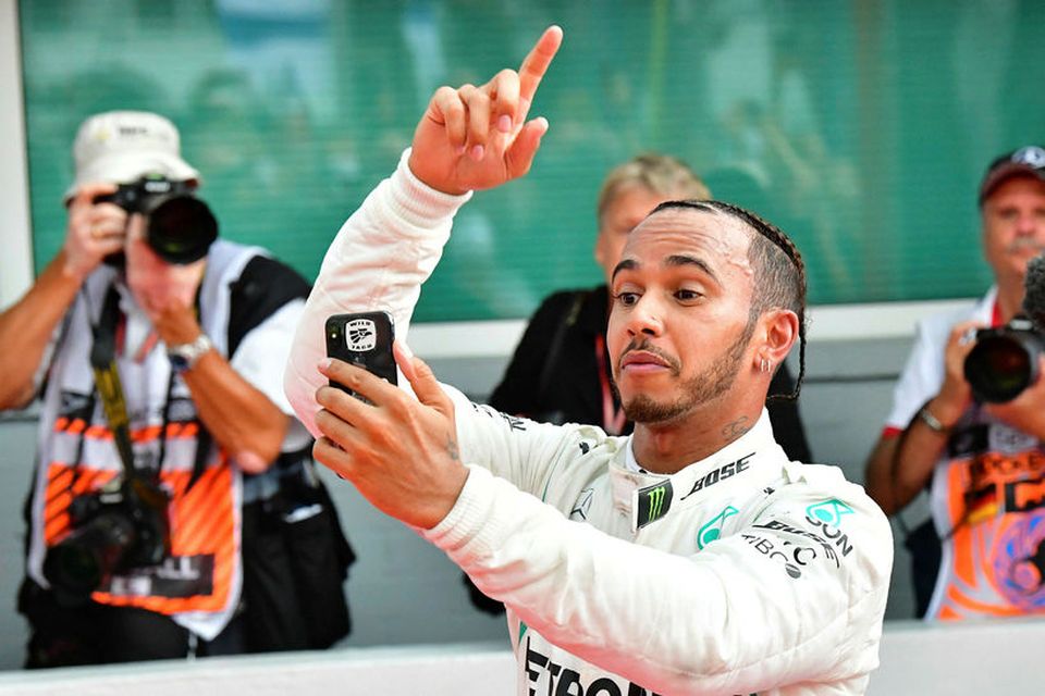 Lewis Hamilton tekur af sér sjálfu eftir sigurinn í þýska kappakstrinum í Hockenheim.