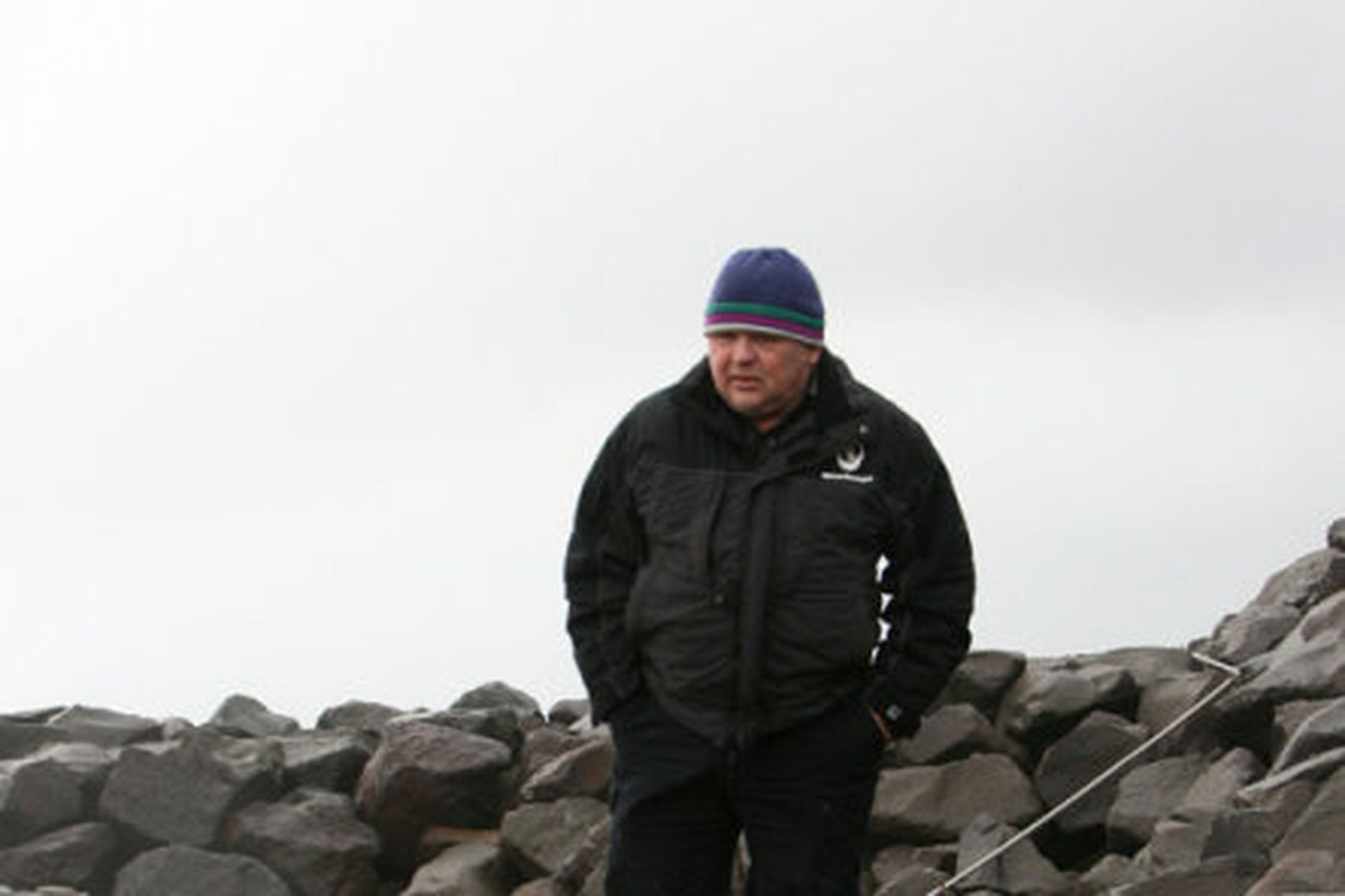 Stefán Stefánsson, hafnarvörður, kannar skemmdirnar á nýja hafnargarðinum á Húsavík …