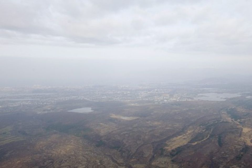 Mengunarmistur frá eldgosinu í Holuhrauni lá yfir stórum hluta landsins í gær. Undarleg birta er …