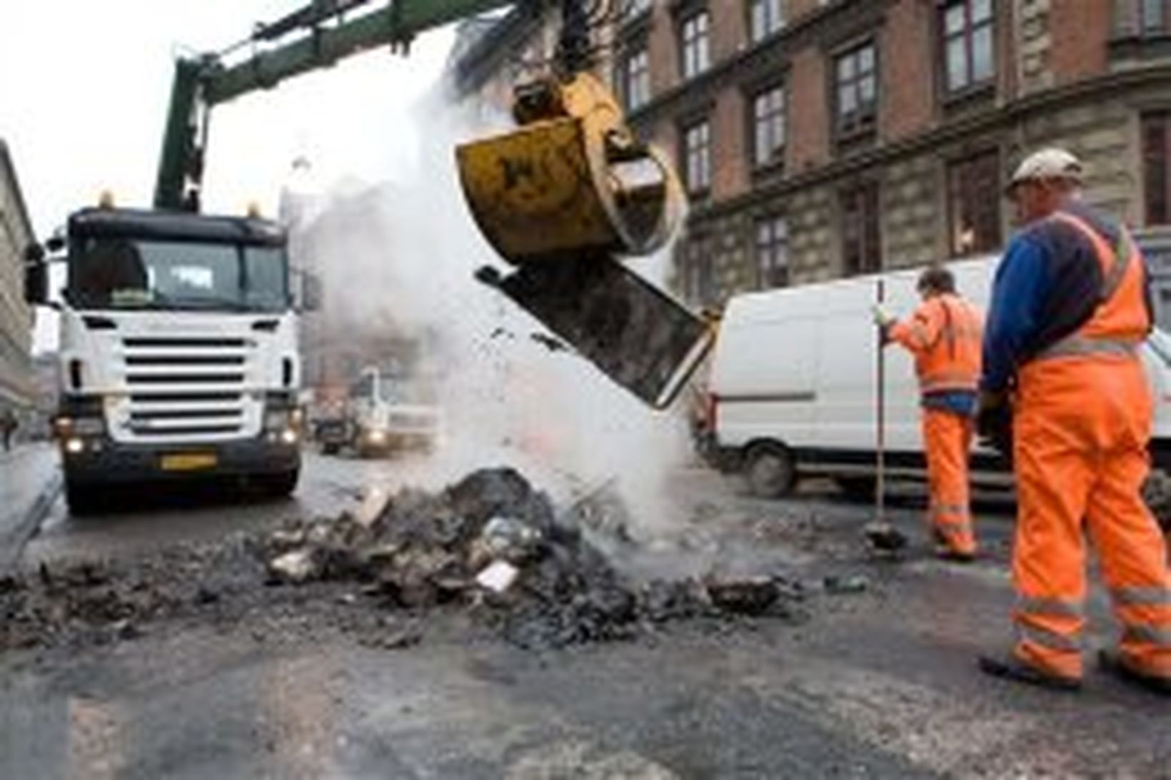 Götur hreinsaðar í dag eftir óeirðirnar í gærkvöldi.