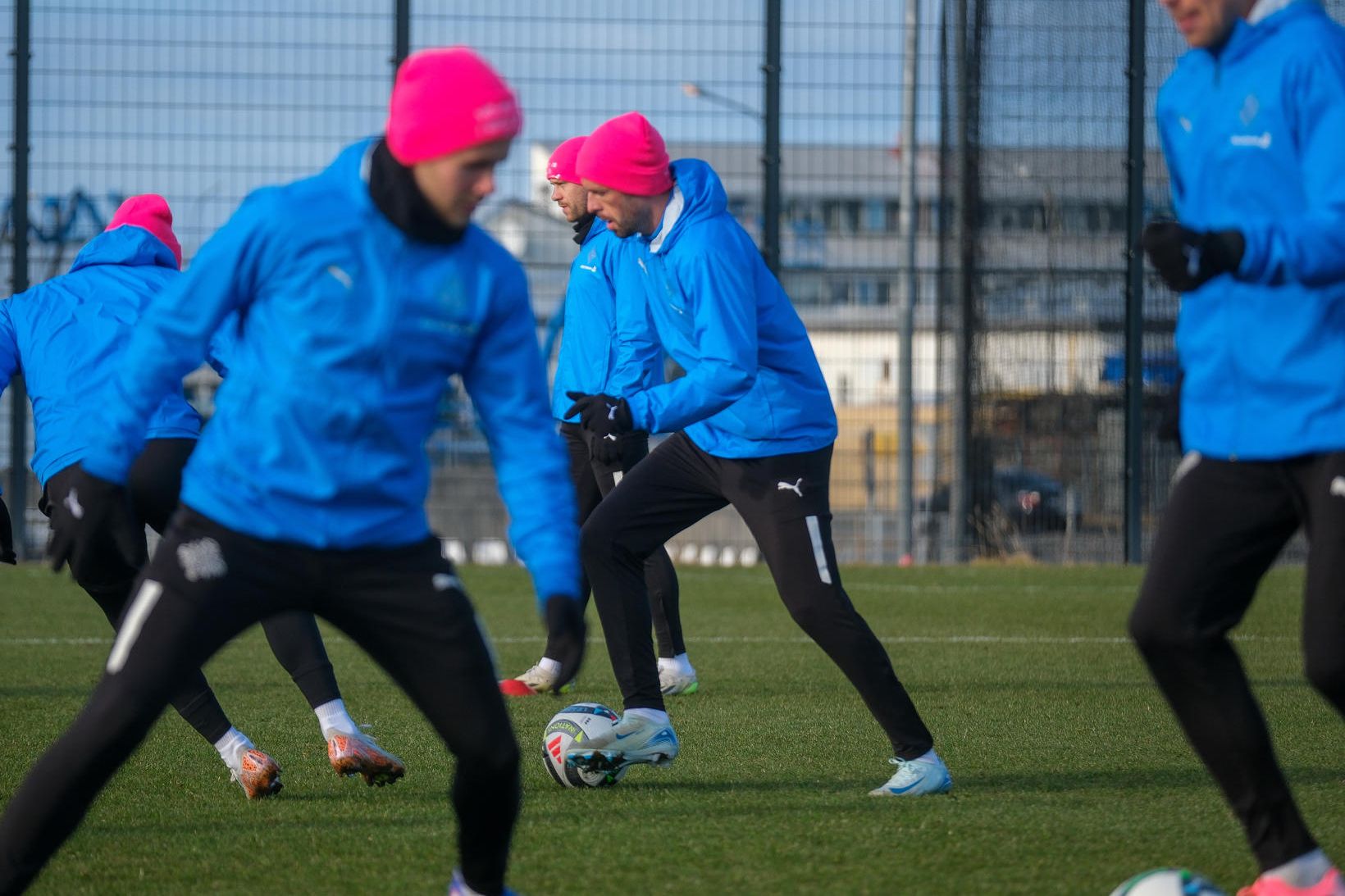 Gylfi Þór Sigurðsson með boltann á æfingunni í Kaplakrika.