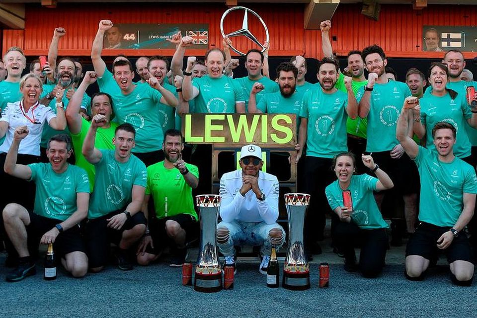 Lewis Hamilton með liðsmönnum hjá Mercedes eftir sigurinn í Barcelona.
