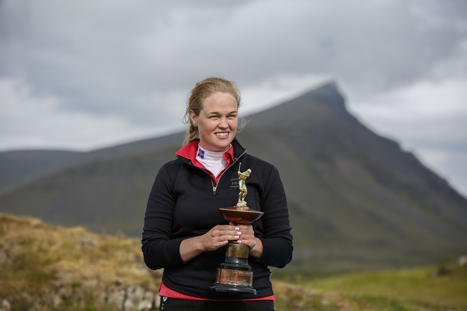Signý Arnórsdóttir er í íslenska landsliðinu í golfi.