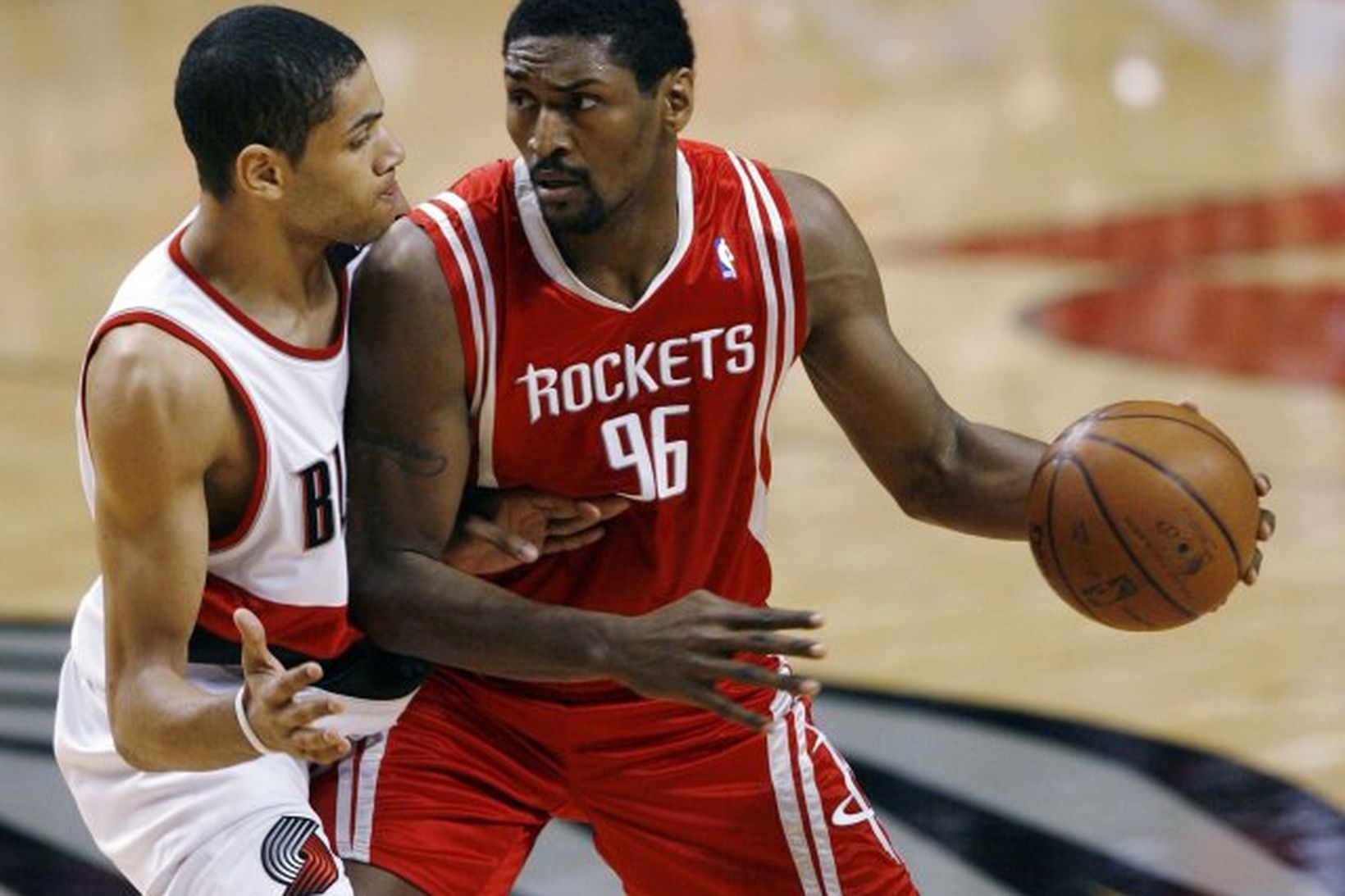 Ron Artest bakvörður Houston sækir að körfu Portland en Nicolas …