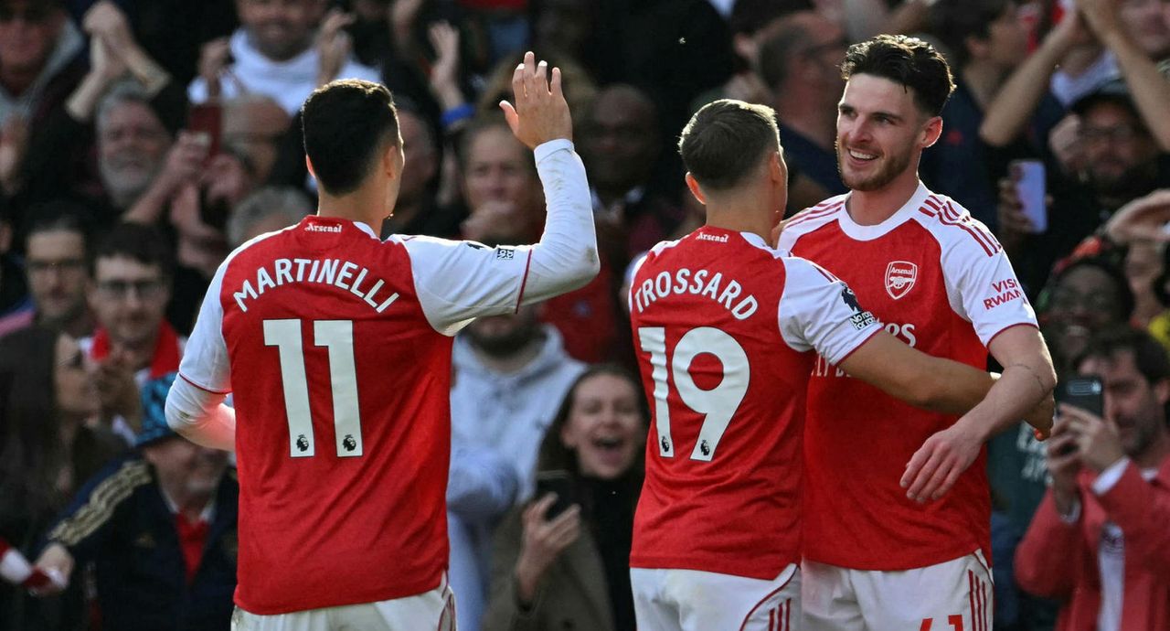 Leikmenn Arsenal fagna sigurmarki Declan Rice í dag.