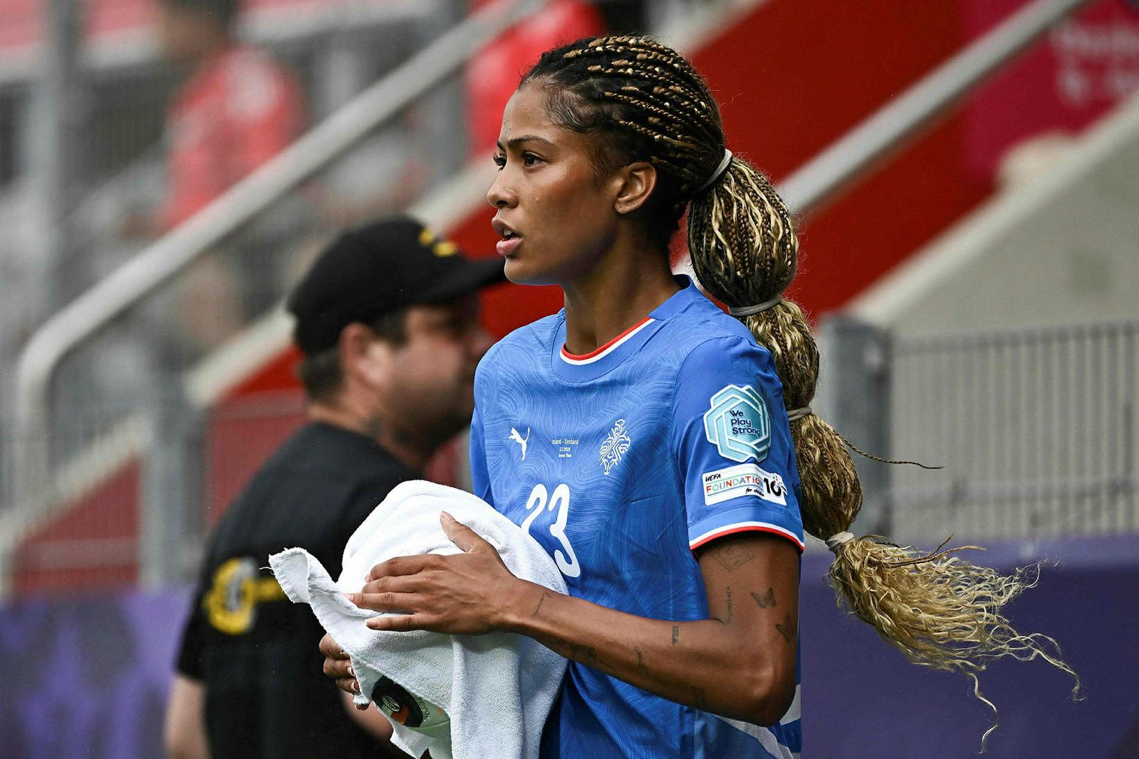 Sveindís Jane Jónsdóttir með handklæðið.