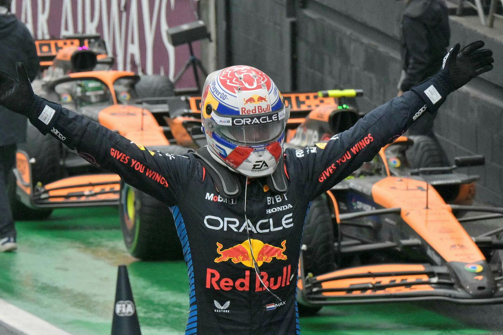 Max Verstappen fagnar sigrinum.