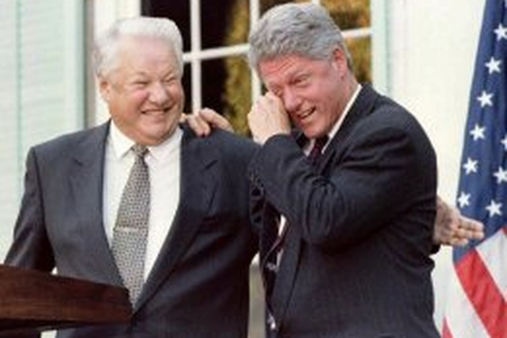 Bill Clinton þurrkar tárin eftir að hafa hlegið að brandara …