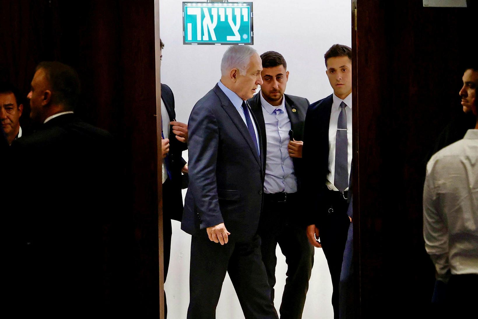 Forsætisráðherra Ísrael, Benjamin Netanyahu, hét því að fresta umdeildu lagafrumvarpi …