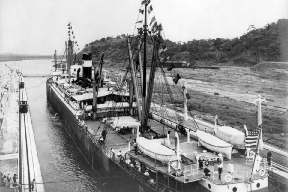 SS Ancon siglir í gegnum Panama-skurðinn 15. ágúst 1914 fyrst skipa.