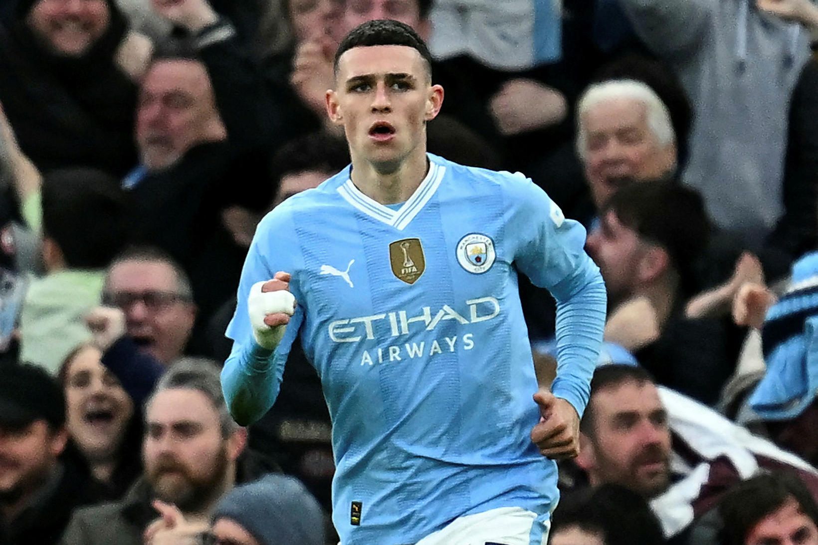 Phil Foden fagnar jöfnunarmarkinu.