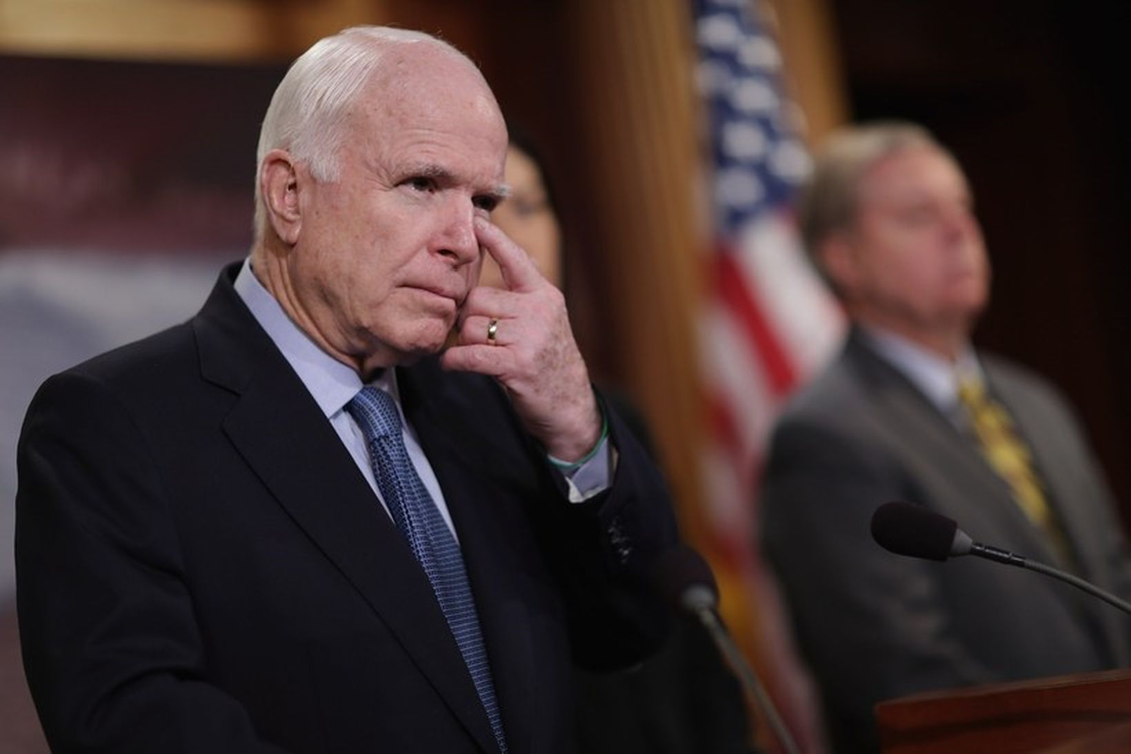 John McCain er ekki ánægður sína menn.