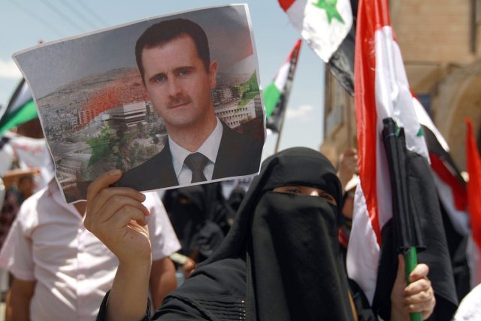 Stuðningsmenn Bashar al-Assad Sýrlandsforseta í Jemen mótmæltu loftárásum Ísraela á …