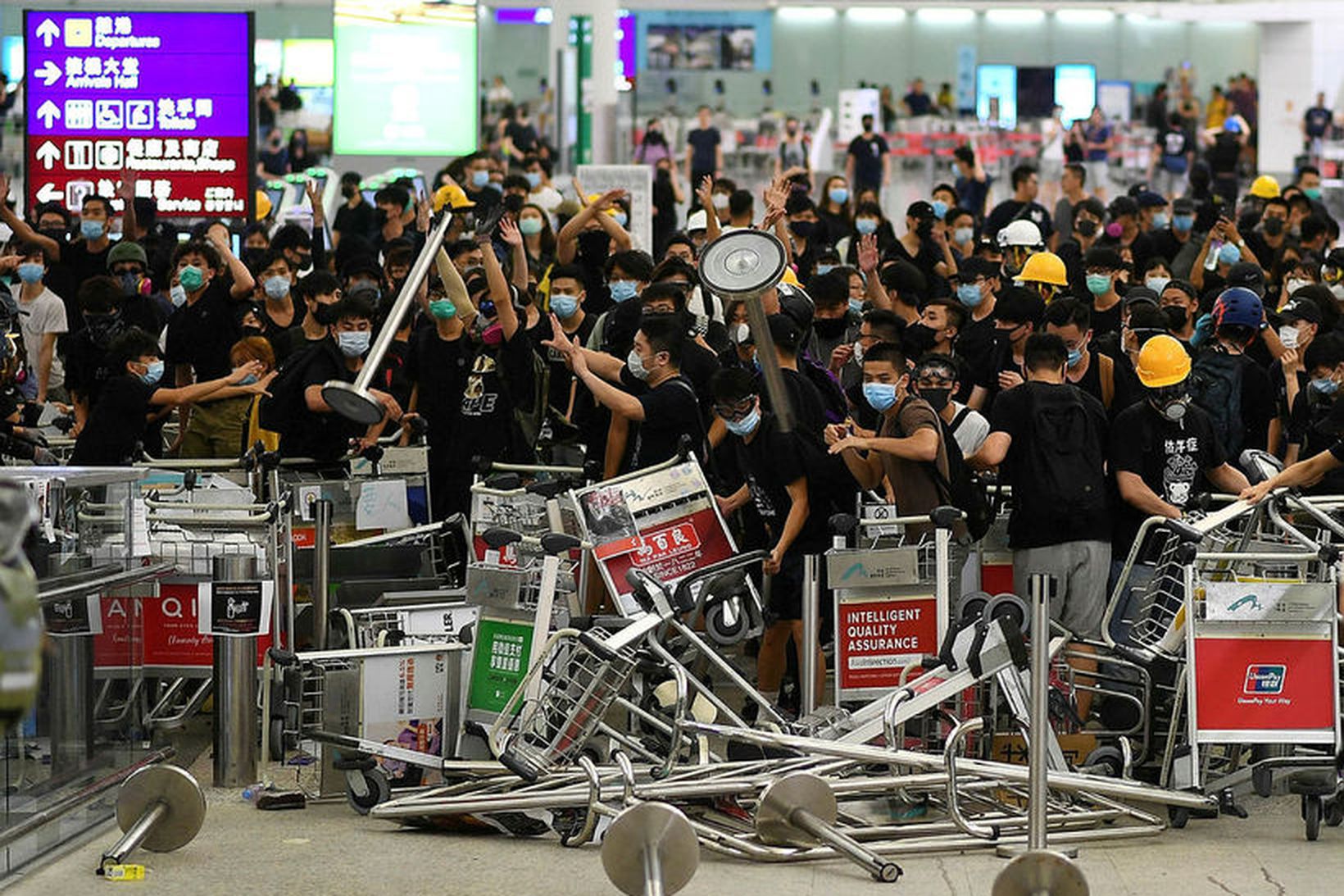 Frá mótmælum á alþjóðaflugvellinum í Hong Kong í dag.