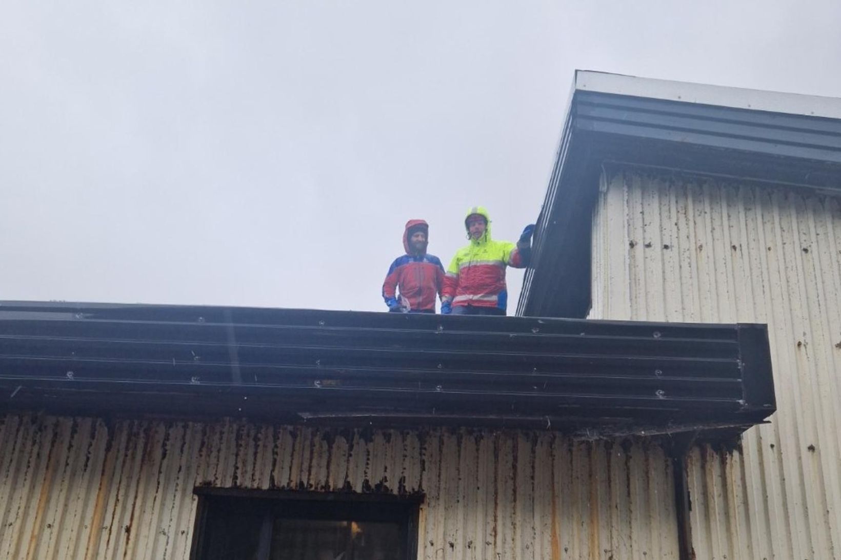 Björgunarsveitarmenn við störf í miklu hvassviðri á Snæfellsnesi í dag.